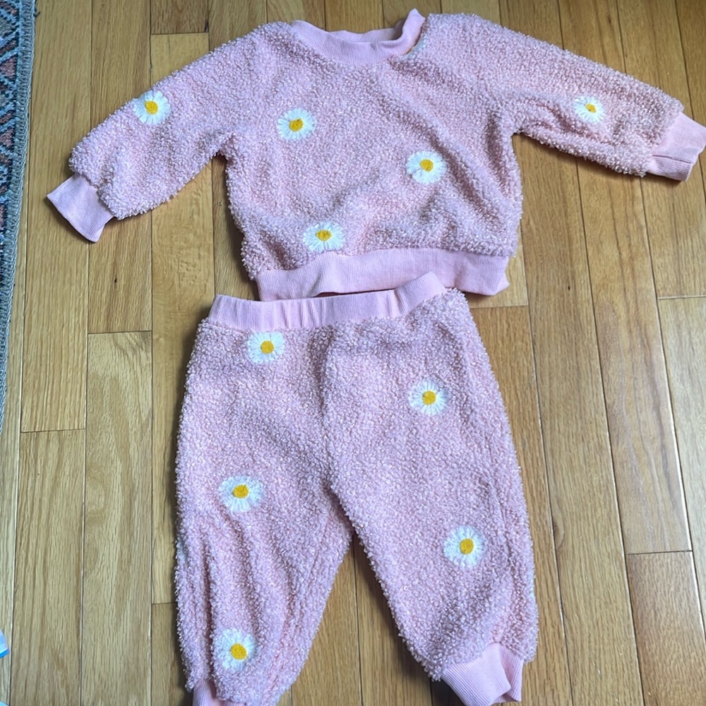 Fuzzy daisy sweatpants suit 6-9M